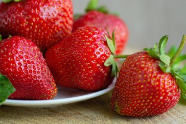 Taze toplanmış çileklerin geçmişi,