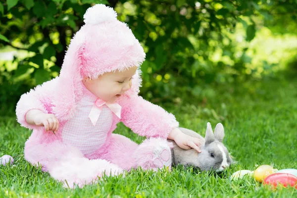 Bahçede Çim Otururken Tavşan Ile Oynarken Tavşan Kostümü Küçük Yürümeye — Stok fotoğraf