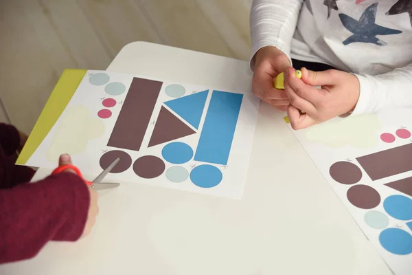 Petite fille coupant avec du papier coloré ciseaux. Éducation préscolaire. Préparation à l'école maternelle. Développement Enfants — Photo