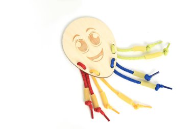 Dantel, ip ve makarna ile oynayan çocuk ellerini kapat. Kaliteli motor becerilerin gelişimi. Erken eğitim, Montessori Metodu. Bilişsel beceriler,