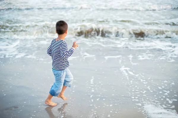 Pequena Criança Correndo Praia Água Espirrando Mar Azul — Fotografia de Stock