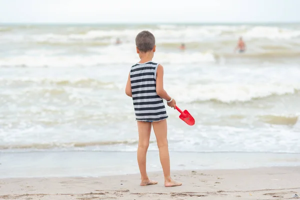 Criança Com Brinquedo Praia Perto Água Espirrando Mar Azul Conceito — Fotografia de Stock