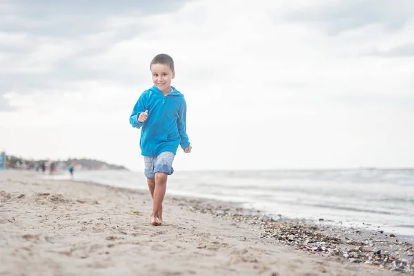 Criança Correndo Praia Perto Salpicar Água Mar Azul — Fotografia de Stock