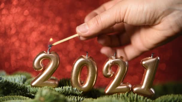 假期背景2021年新年快乐 2021年的数字是由金色的蜡烛在灯红酒绿的背景下做成的 庆祝新年佳节 案文的篇幅 — 图库视频影像