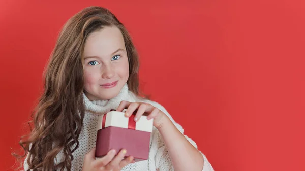 Mutlu heyecanlı kız çocuğu Noel hediyesi kutusunu tutuyor.. — Stok fotoğraf