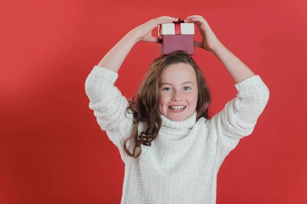 크리스마스 선물 상자를 들고 있는 행복 한 소녀. — 스톡 사진
