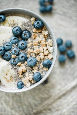 Sağlıklı kahvaltı Berry Smoothie kase kopya alanı ile muz, granola, yaban mersini ve Chia tohumları ile tepesinde