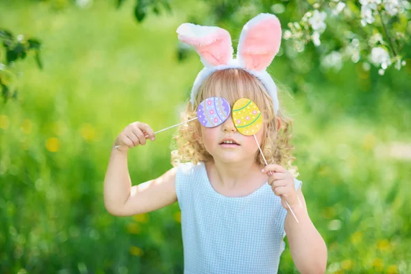 Симпатична Смішна Дівчина Вухах Кролика Тримає Іграшкові Яйця Саду Під — стокове фото