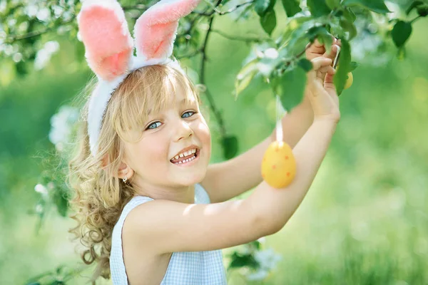 Симпатична Смішна Дівчина Вухах Кролика Вішає Яйця Дереві Саду Під — стокове фото