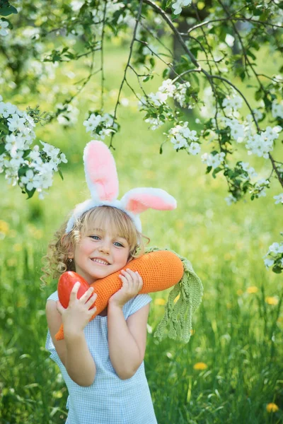 Милая Забавная Девушка Кроличьи Уши Игрушечной Морковкой Яйцом Саду Время — стоковое фото