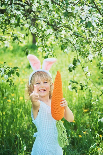 Aranyos Vicces Lány Nyuszifül Tartja Játék Sárgarépa Kertben Közben Húsvéti — Stock Fotó