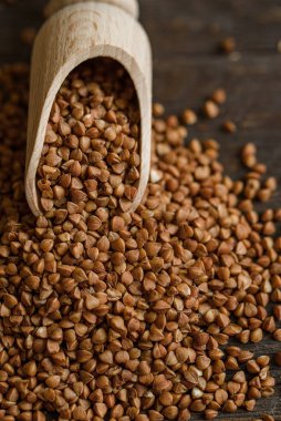 Kırsal arka planda kepçe ve karabuğday manzarası. Ham karabuğday arkaplanını kapat.