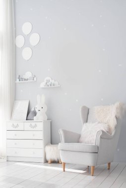 Pastel gri tek renkli dekorasyon. Üniseks bebek odası cinsiyeti nötr. Sakin renk paleti. Bebek odası İskandinav tarzında..
