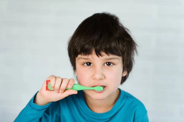 Chlapec si čistí zuby — Stock fotografie
