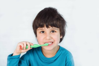 Çocuk dişlerini fırçalıyor.
