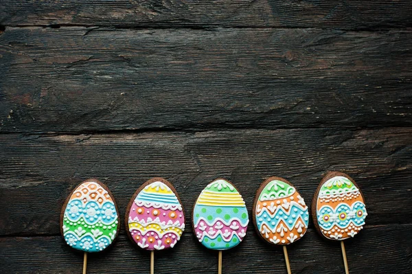 Lebkuchen Form Von Bunten Eiern Auf Dunklem Holzgrund Frohe Ostern — Stockfoto