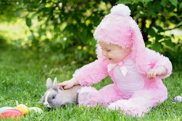 Niña Pequeña Traje Conejo Jugando Con Conejo Mientras Está Sentada —  Fotos de Stock