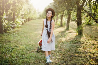 Apple Orchard 'da Apple ile kız. Güzel kız Orchard organik elma yeme. Hasat konsepti. Bahçe, genç sonbahar hasat meyve yeme. Elma pickking