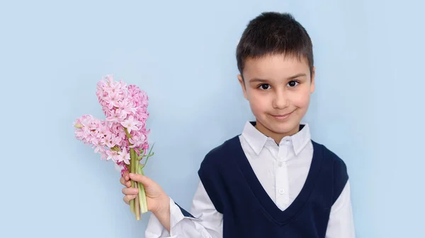 可爱的小男孩拿着一束粉红色的风信子花作为礼物 母亲节和母亲节的概念 — 图库照片