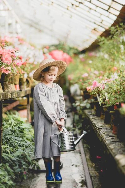 Meisje Tuinier Met Gieter Voor Azalea Planten Kas — Stockfoto