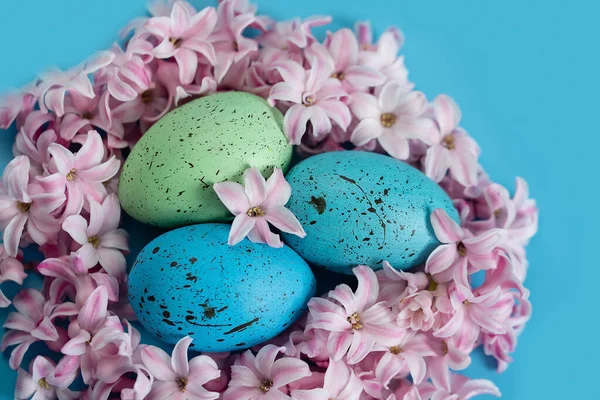 Великодній Фон Блакитними Великодніми Яйцями Гнізді Весняних Квітів Вид Зверху — стокове фото