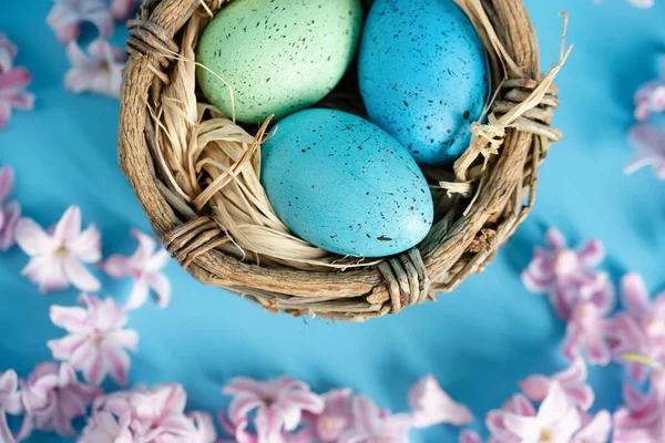 Osterhintergrund Mit Blauen Ostereiern Nest Der Frühlingsblumen Draufsicht Mit Kopierraum — Stockfoto
