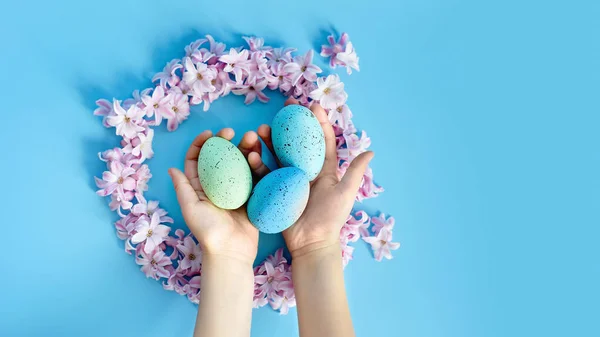 Fundo Páscoa Com Ovos Páscoa Azuis Mãos Crianças Flores Primavera — Fotografia de Stock