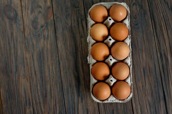 Ovos Castanhos Frango Frescos Caixa Papelão Mesa Madeira Conceito Agricultura — Fotografia de Stock