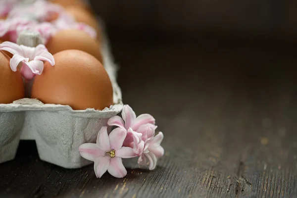Свежие Куриные Коричневые Яйца Коробке Цветами Деревянном Столе Органическое Земледелие — стоковое фото