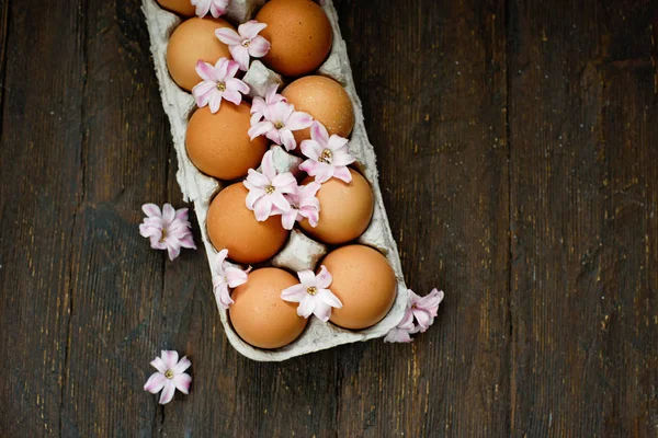 Свежие Куриные Коричневые Яйца Коробке Цветами Деревянном Столе Органическое Земледелие — стоковое фото