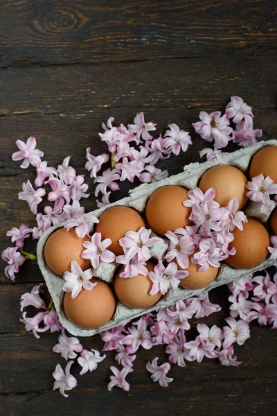 Frische Braune Hühnereier Karton Mit Blumen Auf Dem Holztisch Ökologischer — Stockfoto