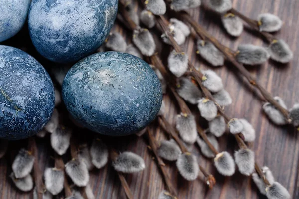 Ovos Páscoa Azuis Buquê Flores Salgueiro Madeira Mesa Rústica Naturalmente — Fotografia de Stock