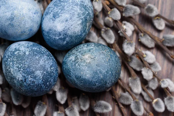 Ovos Páscoa Azuis Buquê Flores Salgueiro Madeira Mesa Rústica Naturalmente — Fotografia de Stock