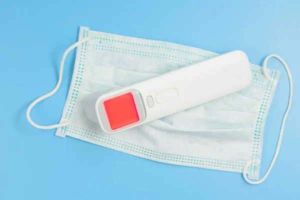 Termômetro Médico Infravermelho Com Temperatura Vermelha Alta Tela Máscara Cirúrgica — Fotografia de Stock