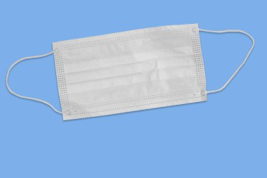 Mavi arka planda yüz maskesi. Sağlık sorunları kavramı. Cerrahi konsept ve Ukrayna 'da koronavirüsle savaş. Coronavirus Covid-19 konsepti. Koruyucu maske virüsü ve grip.