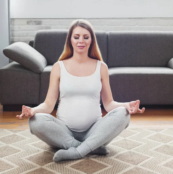 Güzel Hamile Anne Evde Lotus Otururken Yoga Yapıyor Hamilelik Yogası — Stok fotoğraf