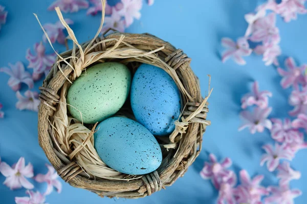 Frohe Ostern Frühling Festliche Grußkarte Mit Eiern Nest Und Frühlingsblumen — Stockfoto