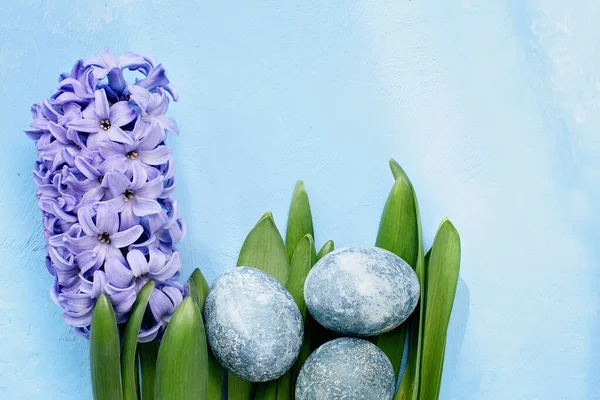 Pasen Achtergrond Met Blauwe Eieren Lentebloemen Bovenaanzicht Met Kopieerruimte Fijne — Stockfoto