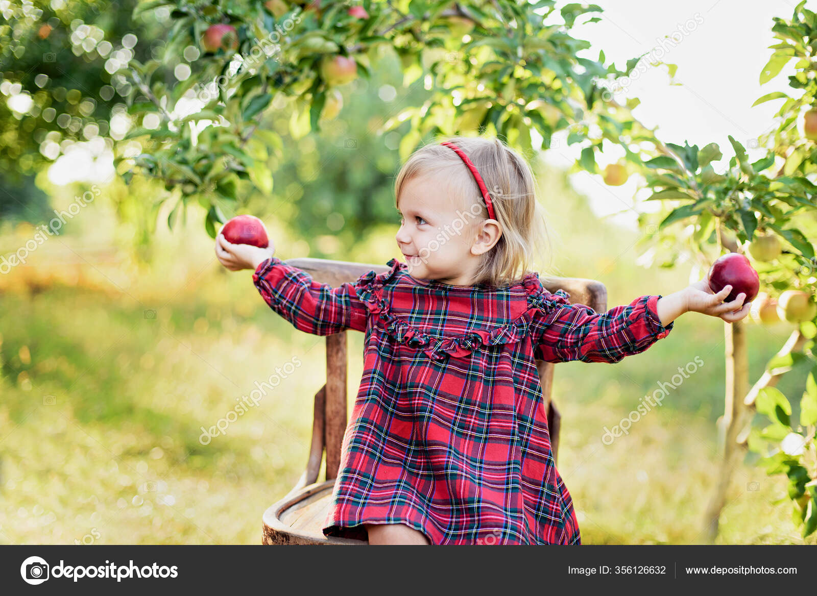 Kinder Pflücken Herbst Äpfel Auf Dem Bauernhof Kleines Mädchen Beim –  Stockfoto © serenko_nata #356126632, image size:1600x1168