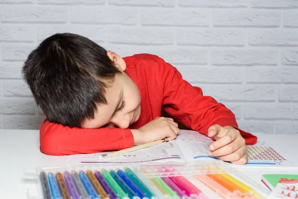 Een Saaie Schooljongen Die Huiswerk Maakt Onderwijs School Leermoeilijkheden Concept — Stockfoto