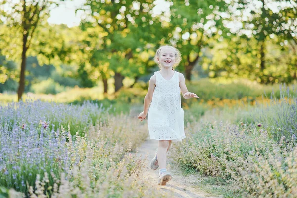 Belle Fille Heureuse Courir Dans Champ Lavande Chaude Journée Été — Photo