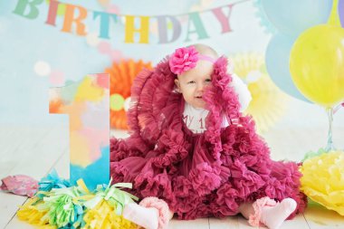 İlk doğum günü pastayı parçala. Bacak üstü krema. Pastayla doğum günü için şenlikli arka plan dekorasyonu, ilk yıl pasta ezmesi konsepti. doğum günü tebrikleri.