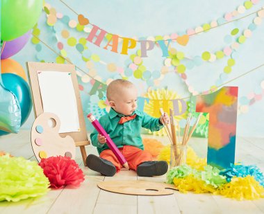 Erkekler için ilk doğum günü süslemesi, sanat ressamı tarzında pasta ezmek.