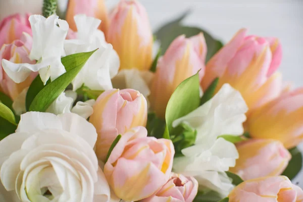 Bel Bouquet Tulipani Rosa Gialli Bianchi Fioriti Fiori Come Regalo — Foto Stock