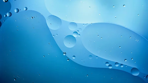 Ljusa Oljiga Droppar Vatten Med Färgglad Bakgrund Närbild — Stockfoto
