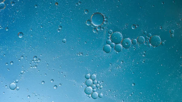 Ljusa Oljiga Droppar Vatten Med Färgglad Bakgrund Närbild — Stockfoto