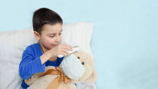 Pequeño Niño Que Mide Temperatura Para Oso Juguete Máscara Anticontaminación — Foto de Stock