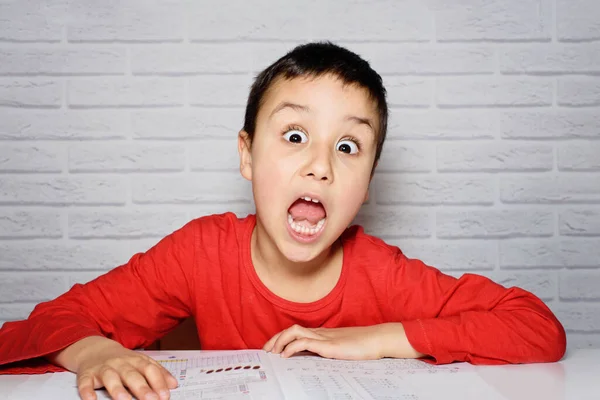 Vervelend Saaie Schooljongen Die Huiswerk Maakt Terwijl Hij Studeert Met — Stockfoto