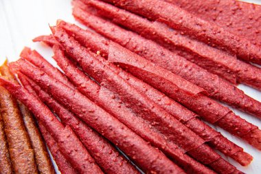 Kurutulmuş böğürtlen ve meyvelerden yapılan doğal ev yapımı meyveli dürümler. sağlıklı atıştırma konsepti