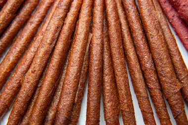 Kurutulmuş böğürtlen ve meyvelerden yapılan doğal ev yapımı meyveli dürümler. sağlıklı atıştırma konsepti